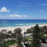 Cosy Beachfront Apt & Free Park